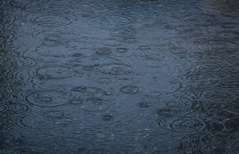 游泳池的雨滴落水滴涟漪水坑运动环境风暴池塘波纹天气液体图片