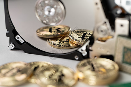 Bitcoin硬盘上反射的比特币硬币 保存加密货币交易的概念安全交换区块链密码学密码磁盘数据贸易经济技术图片