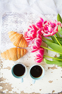 咖啡 羊角面包和粉红色的郁金香 放在旧白桌上 特写杯子饮料快乐玻璃食物甜点木头假期早餐妈妈们图片