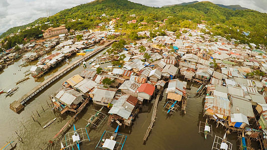 海滩上的菲律宾贫民窟 城市的贫困地区 菲律宾波拉旺市房屋穷人生活建筑学社区小屋天线数字穷城睡眠图片
