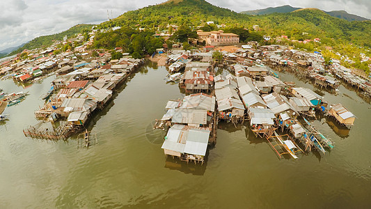 海滩上的菲律宾贫民窟 城市的贫困地区 菲律宾波拉旺市饥饿穷城社区天线房屋睡眠嘉年华密度状况穷人图片