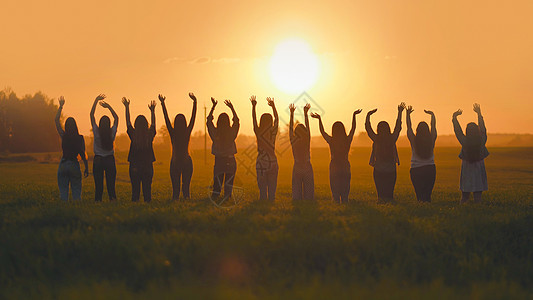 11个女孩的朋友在日落时对战场挥手的休眠朋友们政治团体男生自由公司太阳学生青少年女性图片