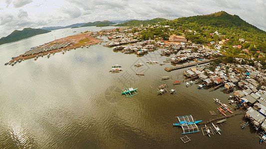 海滩上的菲律宾贫民窟 城市的贫困地区 菲律宾波拉旺市社区房屋穷人穷城天线小屋睡眠生活密度邻里图片