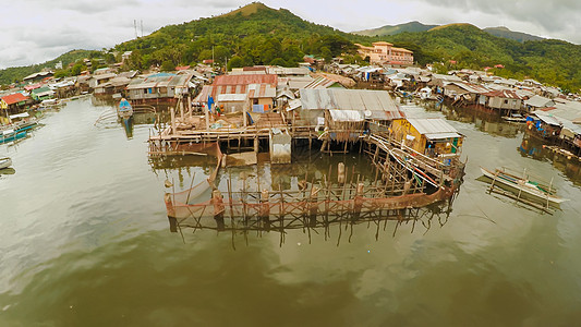 海滩上的菲律宾贫民窟 城市的贫困地区 菲律宾波拉旺市建筑学垃圾状况睡眠嘉年华房屋密度天线生活饥饿图片