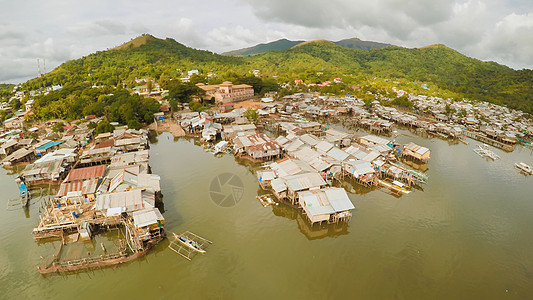 海滩上的菲律宾贫民窟 城市的贫困地区 菲律宾波拉旺市睡眠建筑学小屋天线生活穷城嘉年华密度垃圾穷人图片