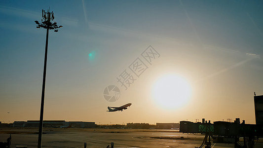 中国机场的日落黄昏 飞机起飞 北京航班运输旅行喷射服务空气航空公司动画片橙子速度图片