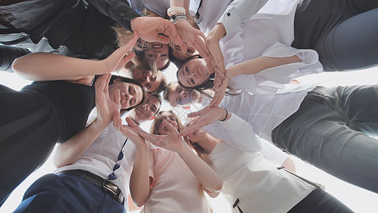 一群高中生通过他们的手掌形成的圆圈形状进行观察 友好朋友的概念团体血统联盟友谊手指快乐朋友们社区合作男性图片