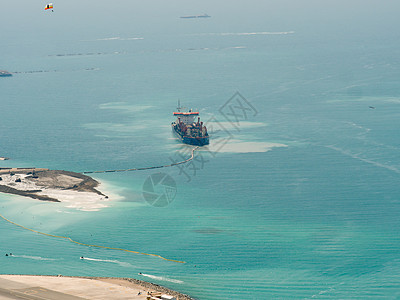 在迪拜创建新岛的疏浚船图片