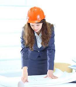 美丽的女商务人士 一个工程师与工作计划 站在办公室里 (笑声)图片
