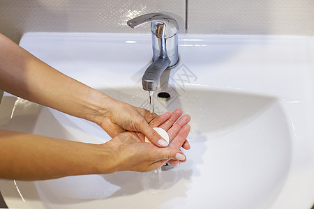 在水龙头下用肥皂和水洗手 闭合 每日卫生图片