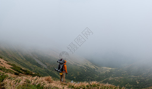 背着背包的游客 背景是风景如画的喀尔巴阡山脉 风景如画的秋季喀尔巴阡山脉冒险假期小路男性男人活动山脉天空旅游旅行图片