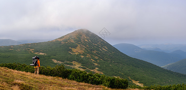 背着背包的游客 背景是风景如画的喀尔巴阡山脉 风景如画的秋季喀尔巴阡山脉男人远足冒险运动活动动机男性小路旅游登山者图片