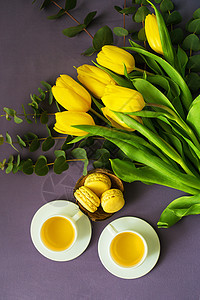 美丽的黄色郁金香咖啡店生活咖啡母亲早餐桌子窗帘花瓶杯子假期图片