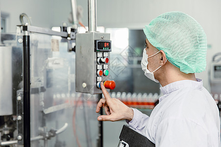 工作人员在卫生食品厂操作控制机器监视器植物检查技术劳动工程师男人生产设施作坊图片