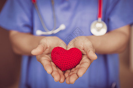护士用红心帮助护理或献血医疗分享爱与疾病抗争概念 (请访问InfoFinland上的官方网站)图片
