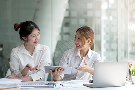 两个亚裔女商务人士一起工作 在办公室完成这份工作 来帮助她找到工作会议讨论团队战略经理公司女性职场商务女士图片