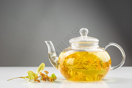 在透明茶壶中的林登或蒂莉雅茶药品草本饮料叶子收藏草药椴树草本植物灰色图片