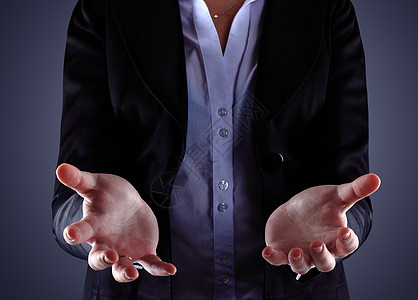 黑色背景的美丽手手势手指展示男人前臂女性白色数字身体信号图片
