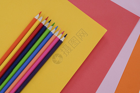 带有彩色铅笔的抽象几何纸背景 学校与教育概念背景图片