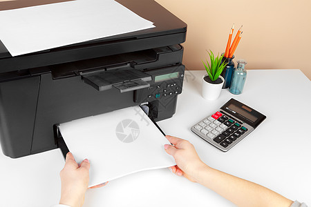 使用打印机扫描和打印文档的妇女商务秘书女孩文书技术人士成人管理人员传真工人图片
