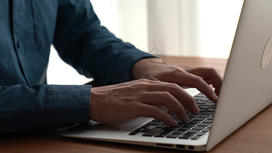 商家手在办公室桌子的电脑上 操作有功能的笔记本电脑学生电子邮件数据男人程序员人士教育自由职业者键盘男性图片