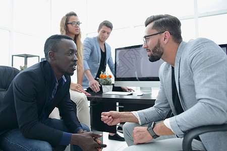 业务团队讨论一个新的业务项目企业家合作技术咨询工作男性职场团体人士桌子图片