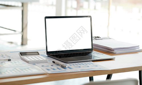 办公室地面服务柜台的笔记本电脑或带空白屏幕的笔记本潮人键盘桌面装饰商业桌子海报文件夹广告风格图片