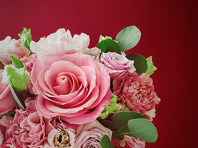 红色背景的美丽花盒 盛开花束花束作为节日礼物 奢华花卉设计玫瑰展示假期植物学装饰娘娘腔新娘风格婚礼丝带图片