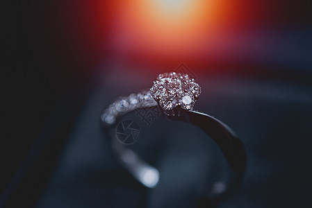 豪华珠宝 白银订婚戒指和钻石 在黑玻璃背景上紧贴 有选择的焦点图片