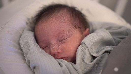 孩子睡在椰子里 新生婴儿睡着时要面对紧凑的面孔图片