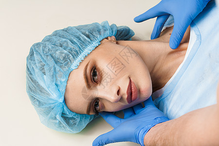与白背景的整形外科医生协商 进行化妆性美容面部治疗女士嘴唇注射女性皮肤科注射器轮廓药品程序填料图片