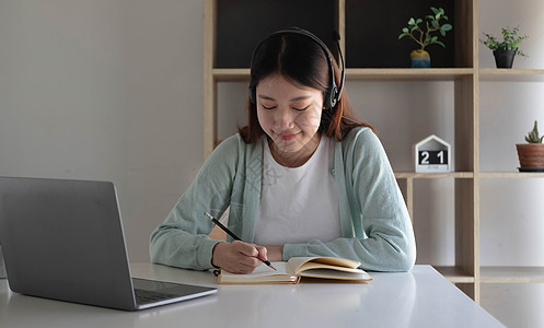 亚洲女学生在家里客厅的电脑上与老师进行视频会议电子学习 电子学习 在线 教育和互联网社交距离可防止 COVID19 病毒网络商务图片