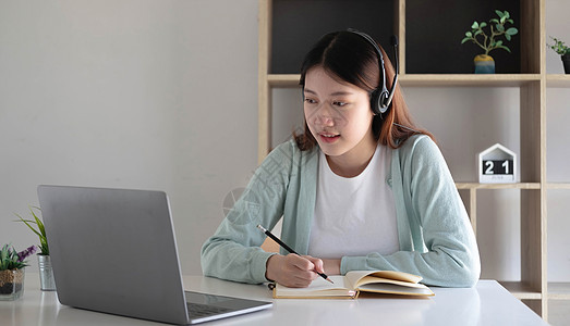 亚洲女学生在家里客厅的电脑上与老师进行视频会议电子学习 电子学习 在线 教育和互联网社交距离可防止 COVID19 病毒商务团体图片