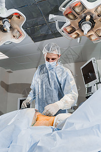 外科医生在谷状地区除去脂肪 塑料操作 以减少腹部和清除纤维素皮肤化妆品身体医院药品女士躯干手术诊所技术图片
