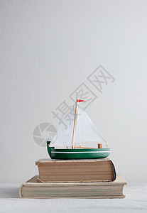 书与帆船素材旧书船模型旧书平衡商业木头法律图书航海帆船航行旅行背景