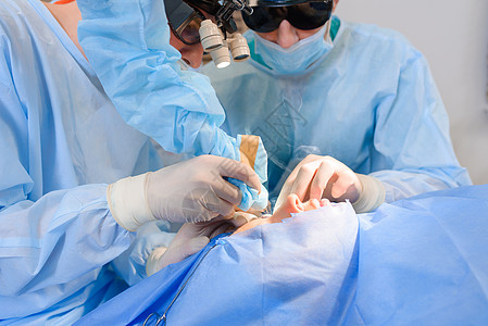 激光眼睑成形术 用于矫正眼睑缺陷 畸形和毁容的整形外科手术卫生诊所实验室起重护理双手女孩注射药品女性图片