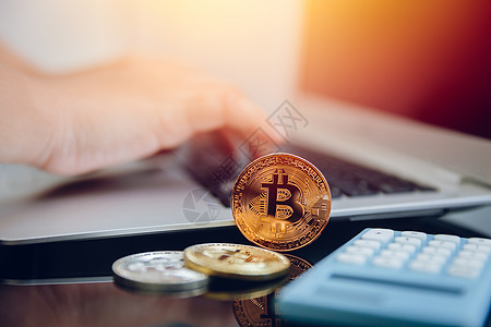 区块链数字资产Bitcoin与膝上型计算机 用于数字货币或加密货币新虚拟货币支付概念背景