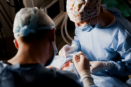 外科医生对眼皮进行缝合 在医疗诊所修整脸部的眼部区域时进行脑膜造型整形手术考试操作成人病人皮肤化妆品老化卫生塑料女性图片