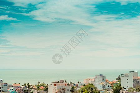 美丽的全景海滨小镇景观真正的自然景观框架照片背景 屋顶 海合并地平线天际线云 平静平静的生活浪漫 蓝白亮 更多现货图片