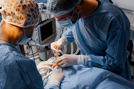 外科医生用手术刀切开眼部 进行脑膜造型整形手术 以在医疗诊所改变脸部的眼部区域塑料医院男人女士眼科药品眼皮卫生治疗病人图片
