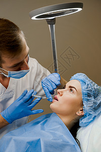 整形外科医生确实在诊所的嘴唇上注射过 化妆性美容面部治疗也进行过人工复健手术皮肤科化妆品皱纹程序填料药品皮肤病人注射器女士图片