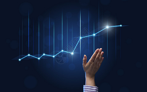 一位商务人士的手指向蓝色背景上利率上升的全息图 高利润业务的发展 实施业务计划的前景图片