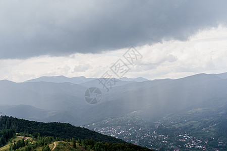 喀尔巴阡山脉的降雨 一个没有人的美丽乡村的风景 在夏季的全景视图 旅行社的广告场景旅行顶峰踪迹木头草地高山远足爬坡旅游图片