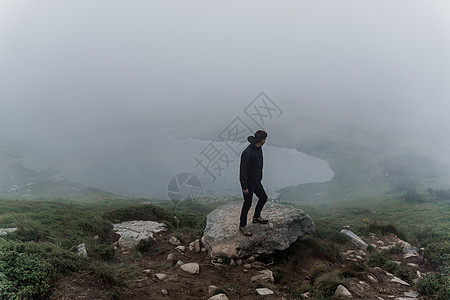 男性游客正在旅行和步行到山顶 徒步和攀登到山顶 乌克兰旅游全景地形高山国家顶峰草地农村晴天天空场地图片