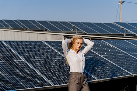 日落时分 女孩和太阳能电池板在地上排成一排 家里免费用电 绿色能源 商业太阳能电池发电厂太阳资源控制板太阳能发电厂环境力量组件电图片