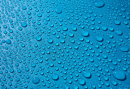 蓝色背景上的水滴实验室科学天气雨滴气泡宏观化学品嘶嘶玻璃墙纸背景图片