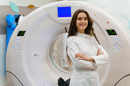 身着医疗服的年轻女医生以秘密方式看病 病人通过计算机断层检查 诊所进行CT诊断图片