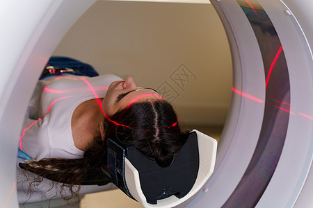 红色射线扫描女孩的肺部和纵隔器官 CT 扫描图 检查女性血管 气管和支气管的状况技术疾病电脑技术员牙医船只x射线腹部创伤放疗图片