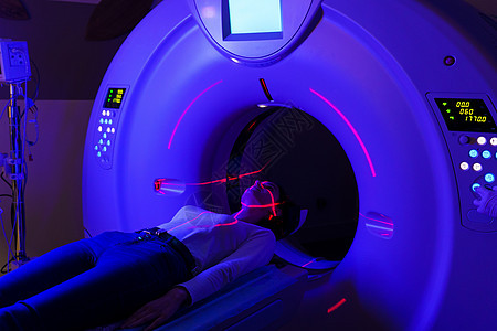 在诊所用蓝色和红色激光对一个女孩的骨盆进行计算机诊断 外科和肿瘤病理的 CT 诊断图片