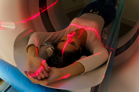 红色射线扫描女孩的肺部和纵隔器官 CT 扫描图 检查女性血管 气管和支气管的状况实验室x射线女士腹部工作病人机器医生药品技术员图片
